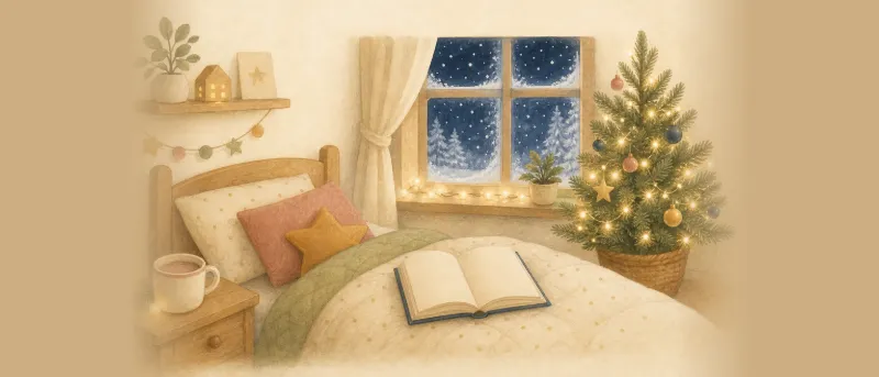 Gemütliches Kinderzimmer mit Lichterkette: Eine Weihnachtsgeschichte für Kinder liegt aufgeschlagen auf dem Bett, daneben ein Becher Kakao