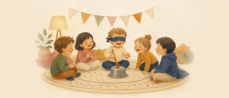 Kindergeburtstag Spiele drinnen: Kinder sitzen im Kreis auf dem Wohnzimmerboden und spielen Topfschlagen